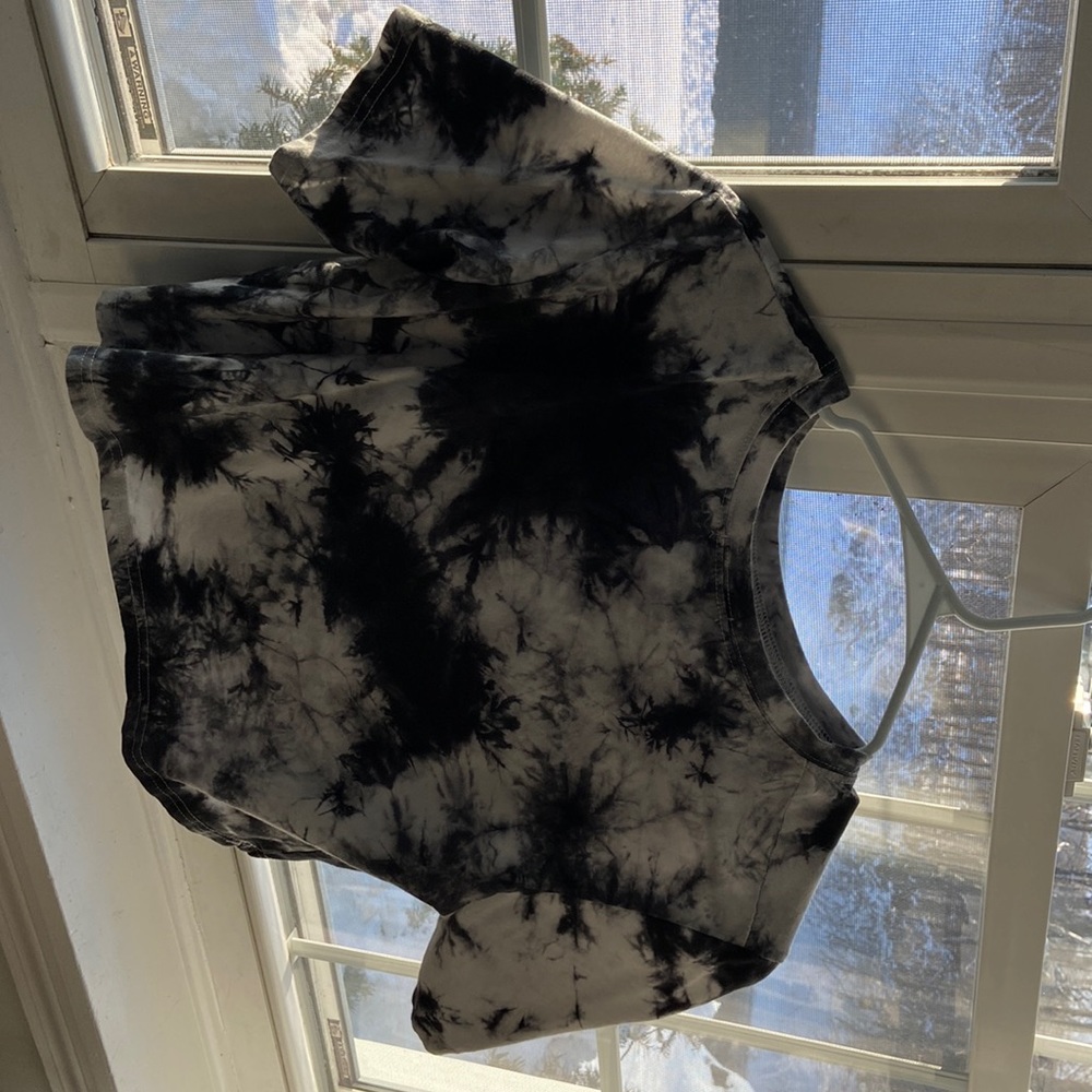 Black tie-dye crop top